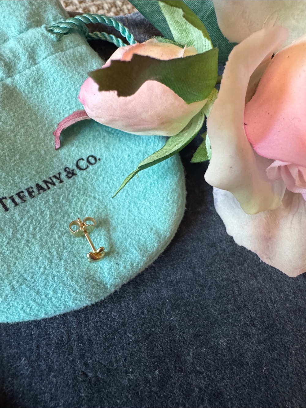 Tiffany 18K SINGLE Stitch Earring. - Picture 7 of 7